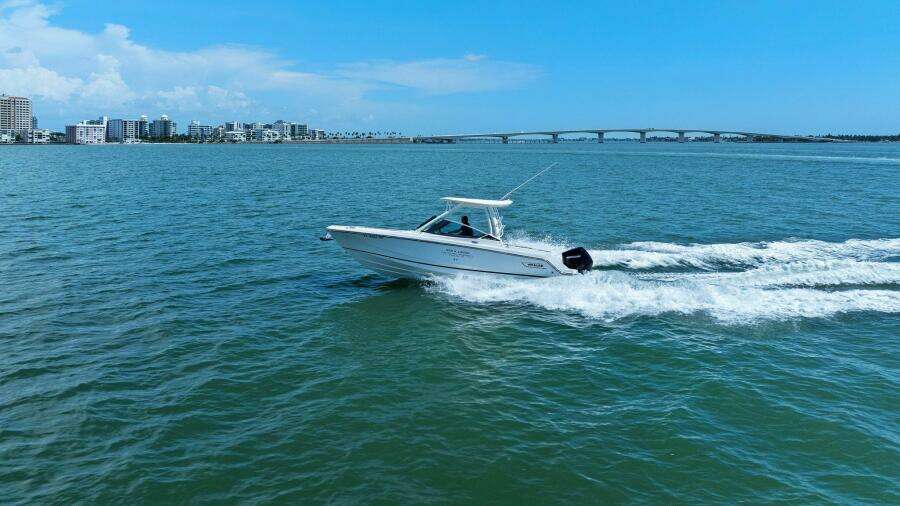 2023 Boston Whaler 240 Vantage - Profile Port