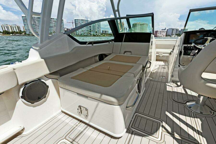 2023 Boston Whaler 240 Vantage - Cockpit