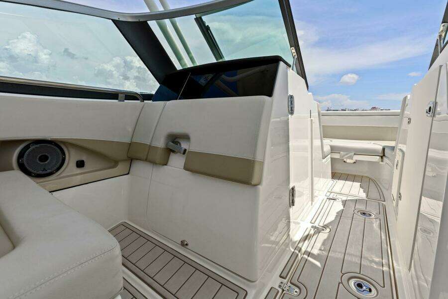 2023 Boston Whaler 240 Vantage - Head Access