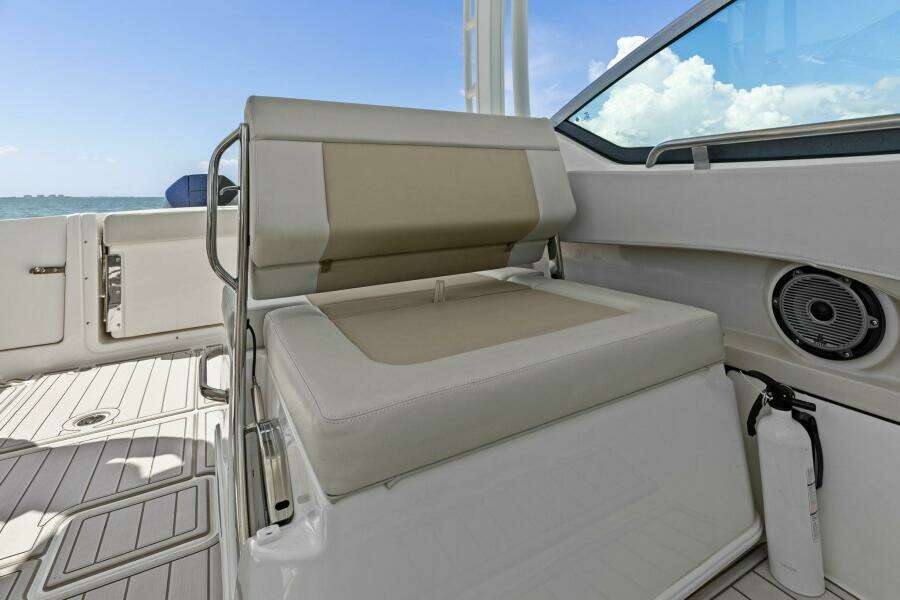 2023 Boston Whaler 240 Vantage - Seating