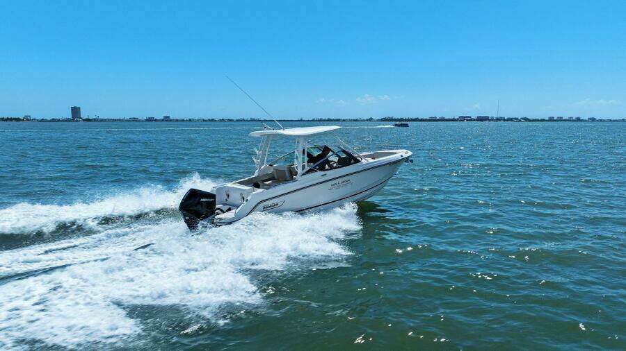 2023 Boston Whaler 240 Vantage - Profile Stern 3/4 Starboard