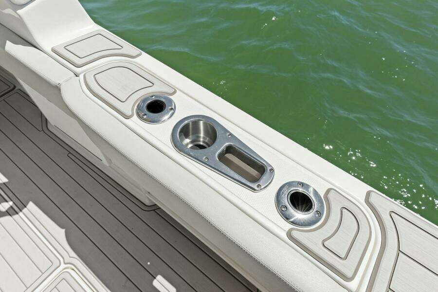 2023 Boston Whaler 240 Vantage - Rod Holders