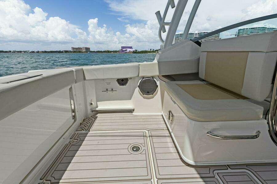2023 Boston Whaler 240 Vantage - Cockpit Seating