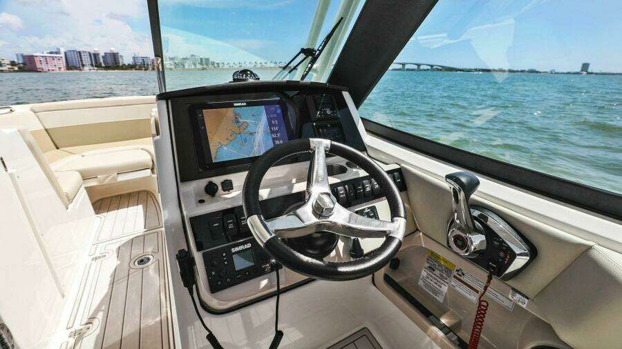 2023 Boston Whaler 240 Vantage - Helm