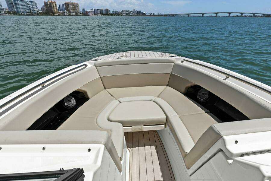 2023 Boston Whaler 240 Vantage - Bow Seating