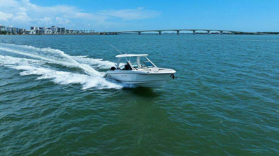 2023 Boston Whaler 240 Vantage - Profile Bow 3/4 Starboard