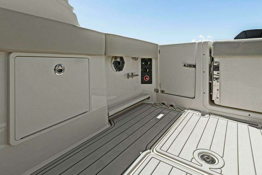 2023 Boston Whaler 240 Vantage - Aft Freshwater Shower