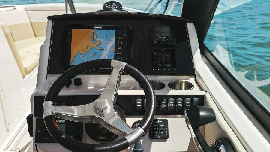 2023 Boston Whaler 240 Vantage - Helm