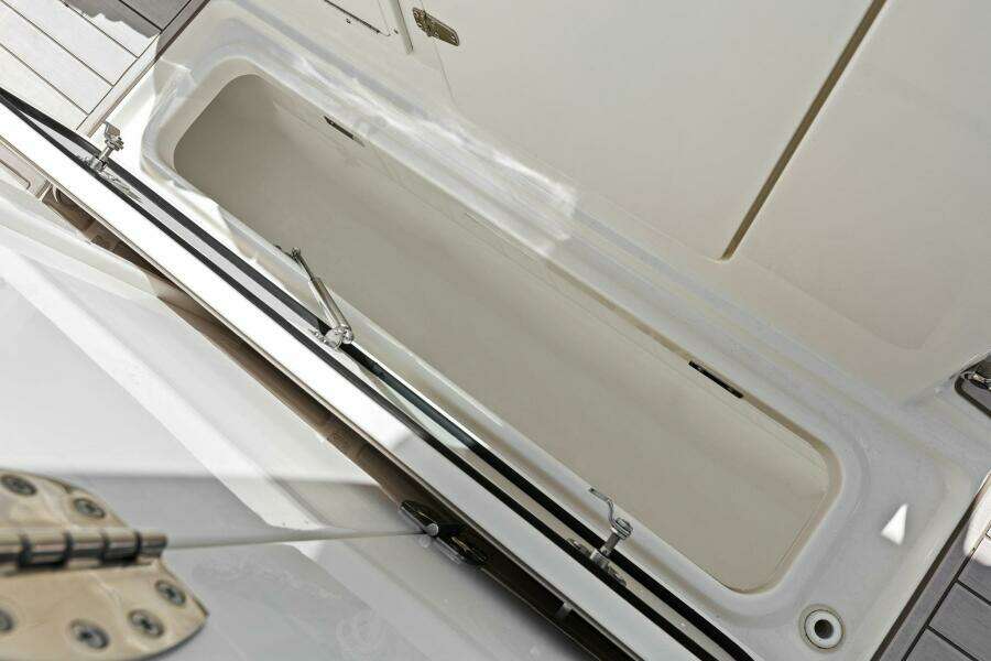 2023 Boston Whaler 240 Vantage - Storage