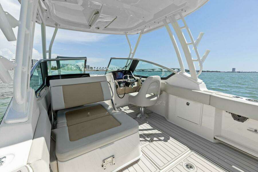 2023 Boston Whaler 240 Vantage - Cockpit