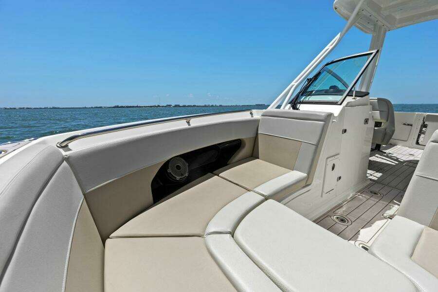 2023 Boston Whaler 240 Vantage - Bow Seating