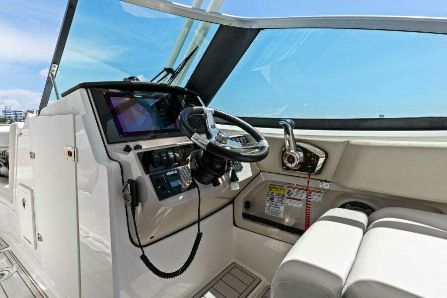 2023 Boston Whaler 240 Vantage - Helm