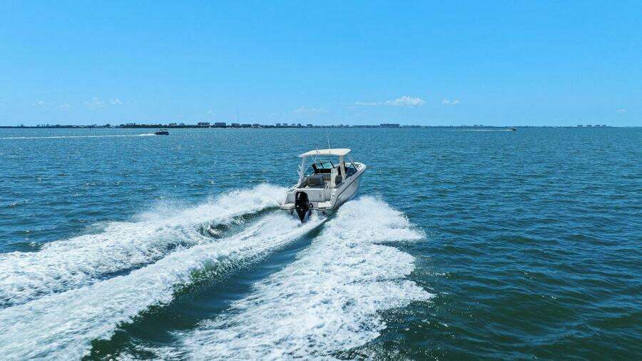2023 Boston Whaler 240 Vantage - Profile Stern