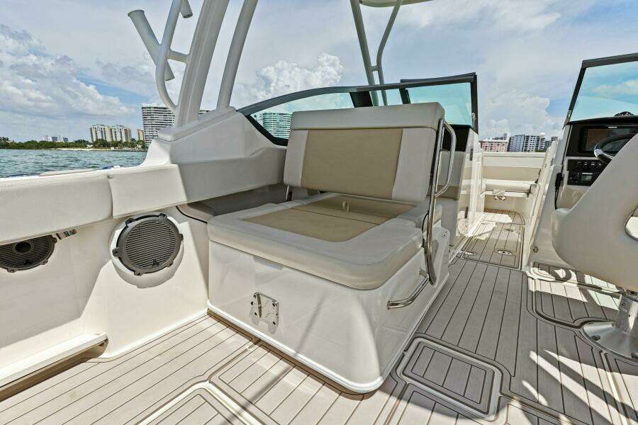 2023 Boston Whaler 240 Vantage - Cockpit Seating