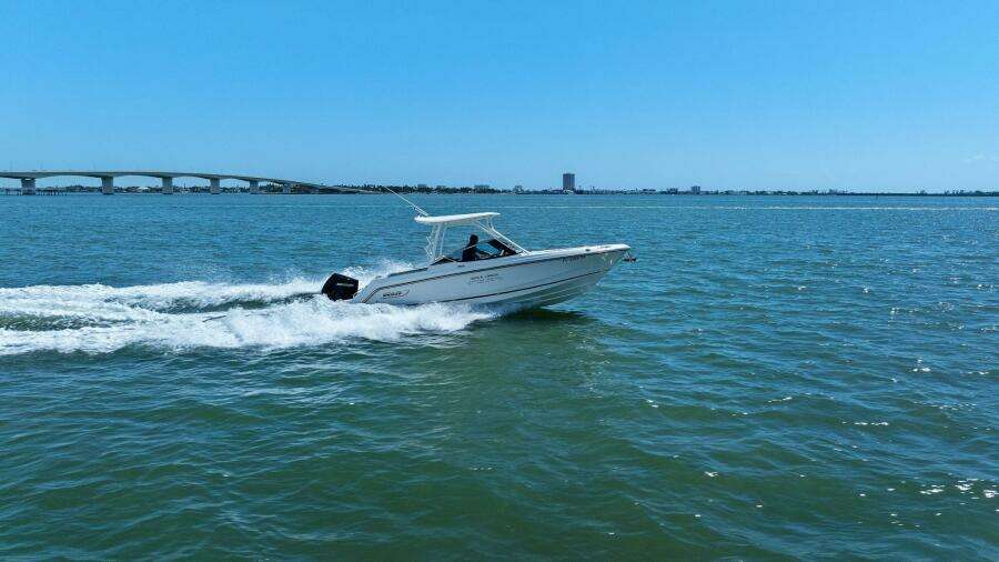 2023 Boston Whaler 240 Vantage - Profile Starboard