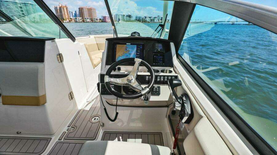 2023 Boston Whaler 240 Vantage- Helm