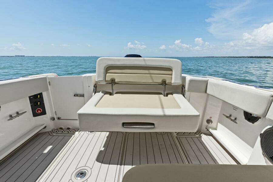 2023 Boston Whaler 240 Vantage - Cockpit Seating