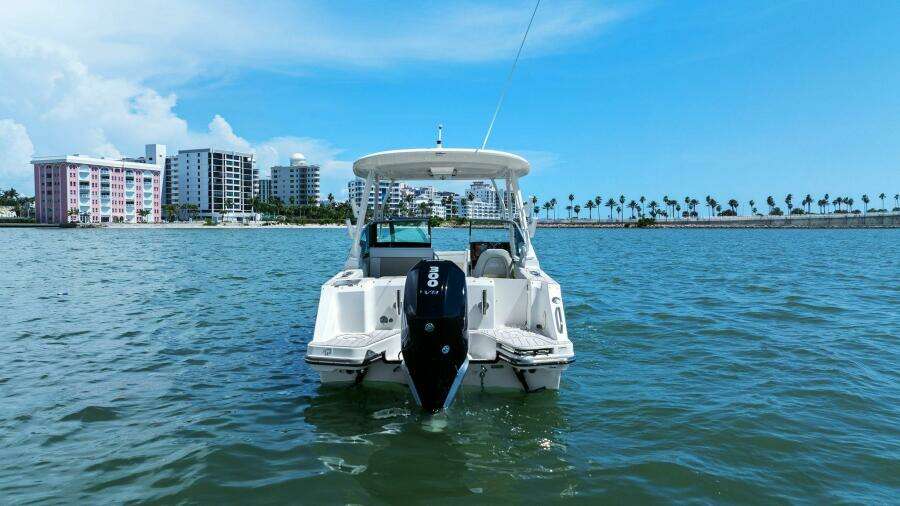 2023 Boston Whaler 240 Vantage - Profile Stern 