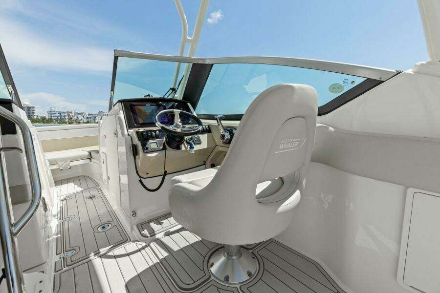 2023 Boston Whaler 240 Vantage - Helm Seating