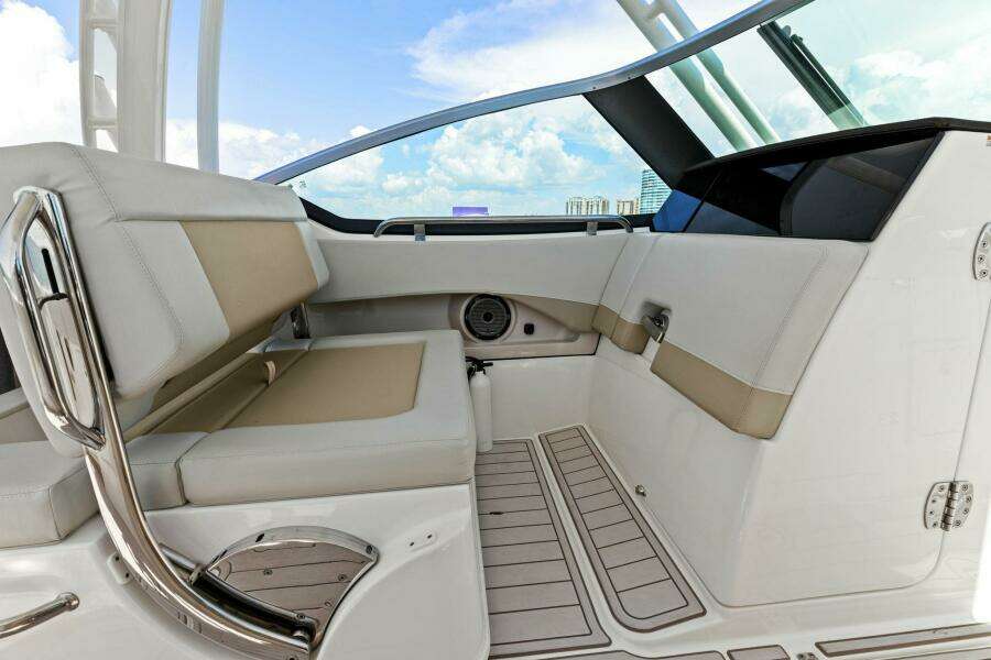 2023 Boston Whaler 240 Vantage - Seating