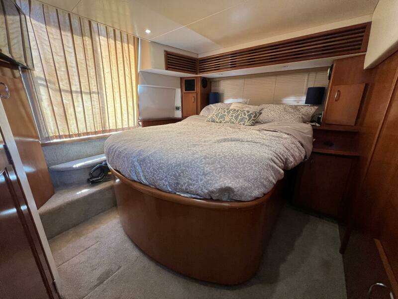 2006 Carver 444 Cockpit Motor Yacht - Master Stateroom