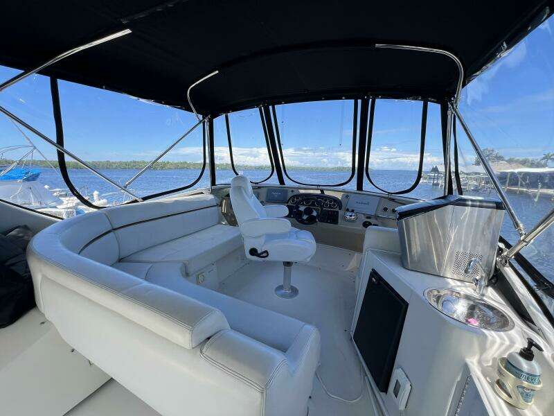 2006 Carver 444 Cockpit Motor Yacht - Helm Seating