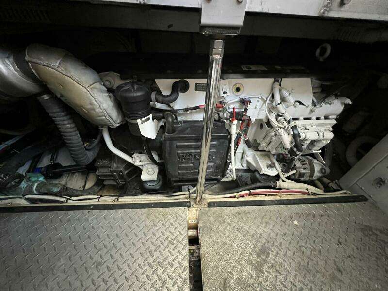 2006 Carver 444 Cockpit Motor Yacht - Engine Room