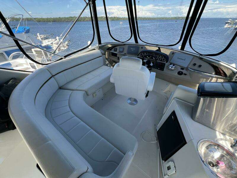 2006 Carver 444 Cockpit Motor Yacht - Helm Seating