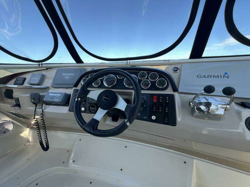2006 Carver 444 Cockpit Motor Yacht - Helm