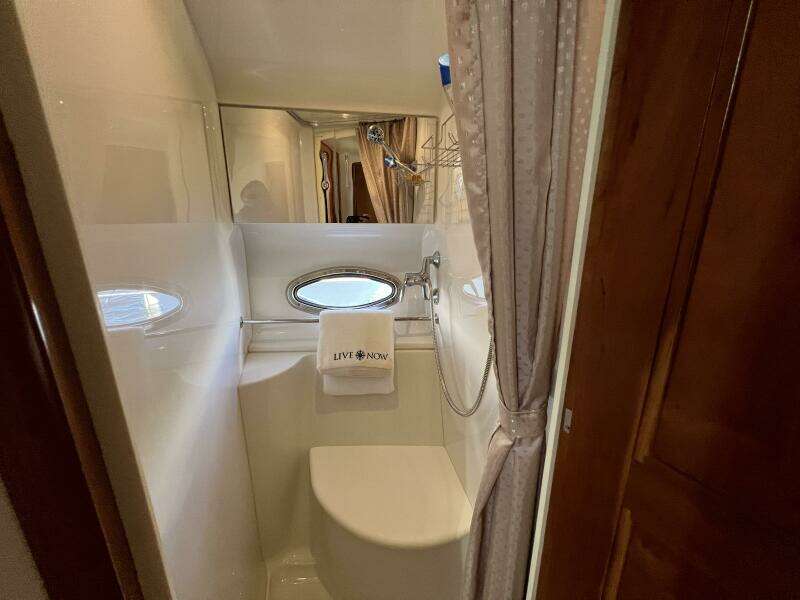 2006 Carver 444 Cockpit Motor Yacht - Guest Head