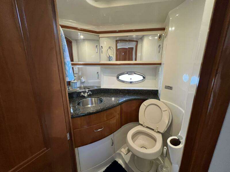 2006 Carver 444 Cockpit Motor Yacht - Guest Head