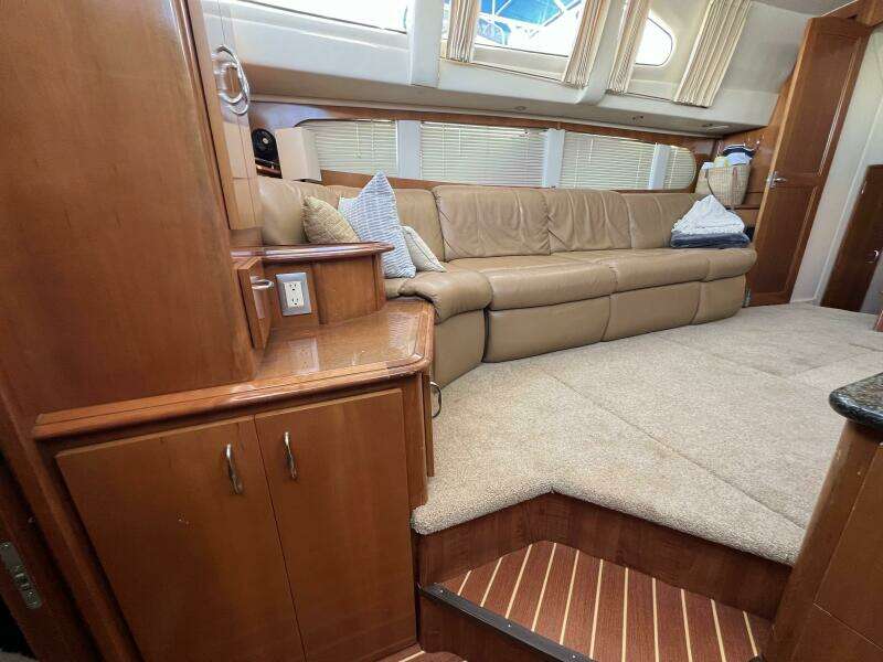 2006 Carver 444 Cockpit Motor Yacht - Salon Seating