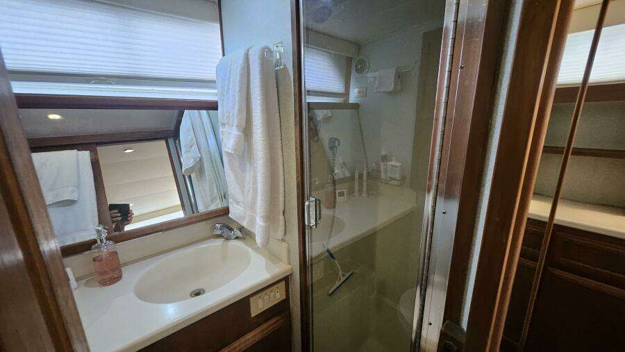 Water House 45ft Tollycraft Yacht For Sale