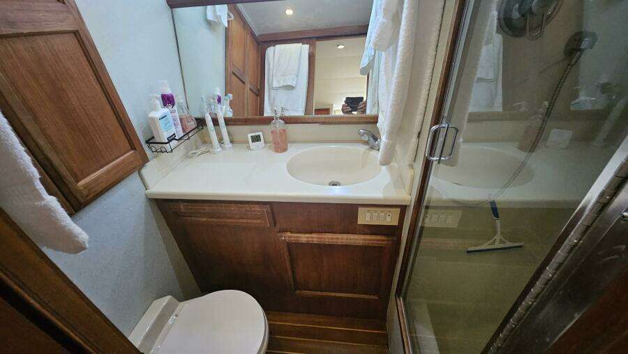 Water House 45ft Tollycraft Yacht For Sale