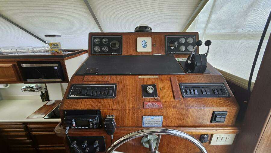 Water House 45ft Tollycraft Yacht For Sale