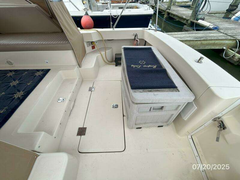 34' Mainship cockpit starboard 34' Mainship cockpit starboard