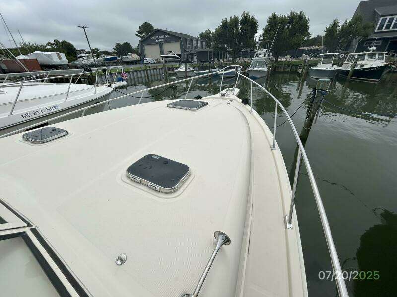 34' Mainship foredeck1 34' Mainship foredeck1