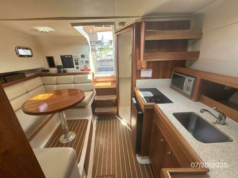 34' Mainship salon aft 34' Mainship salon aft