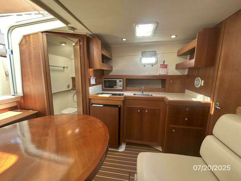 34' Mainship salon port 34' Mainship salon port