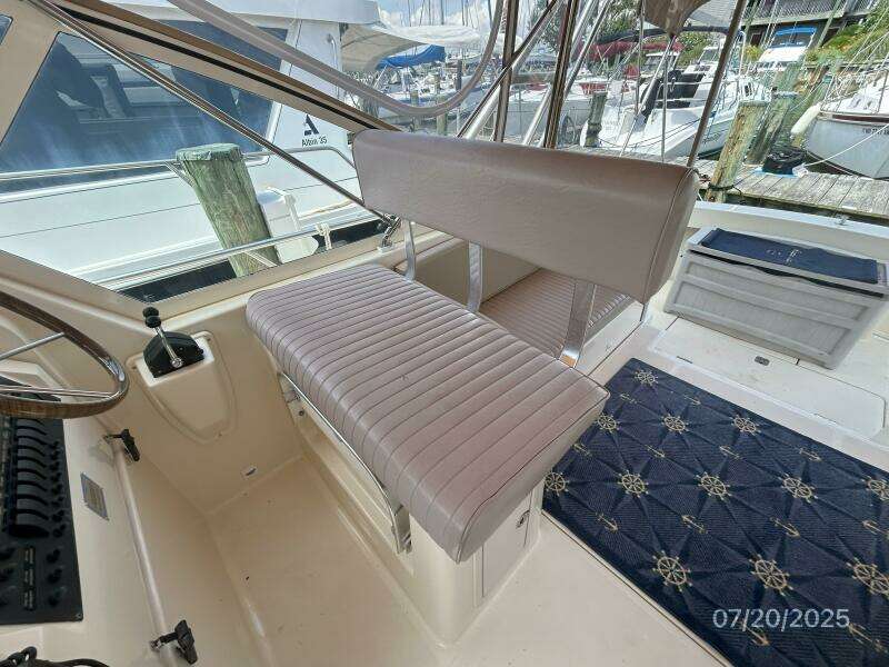 34' Mainship helm benchseat 34' Mainship helm benchseat