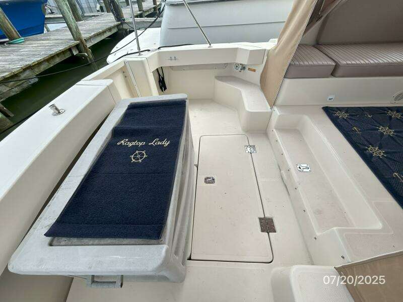 34' Mainship cockpit port 34' Mainship cockpit port