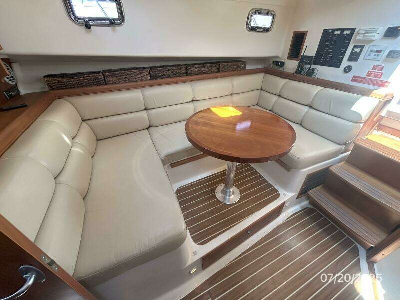 34' Mainship salon starboard seating 34' Mainship salon starboard seating