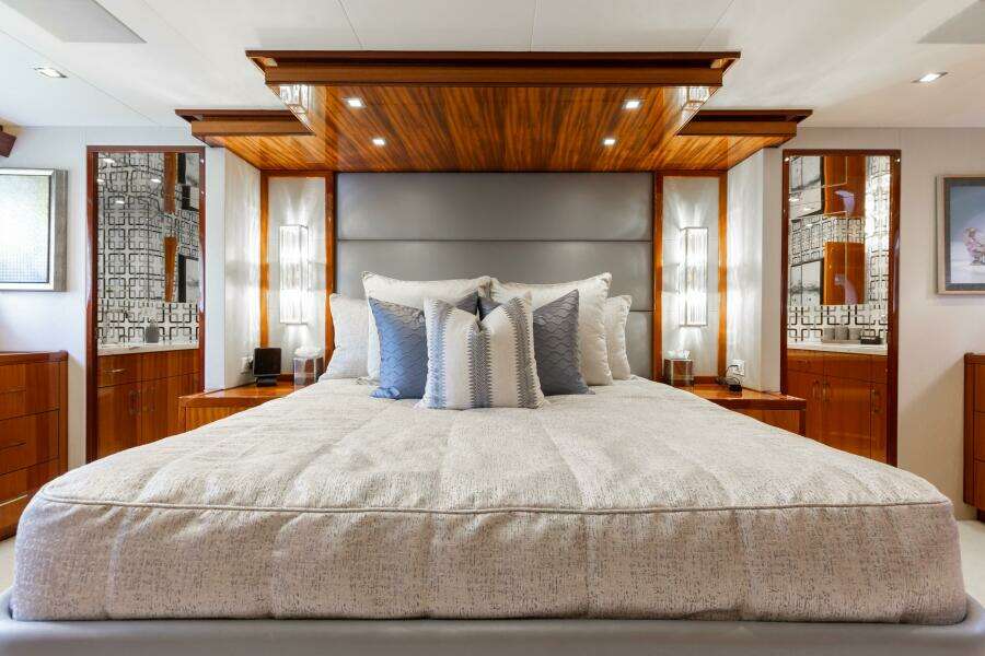 80ft Hatteras Yacht For Sale