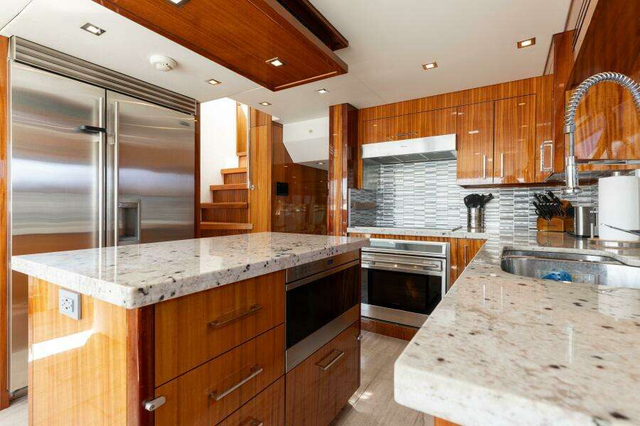 80ft Hatteras Yacht For Sale