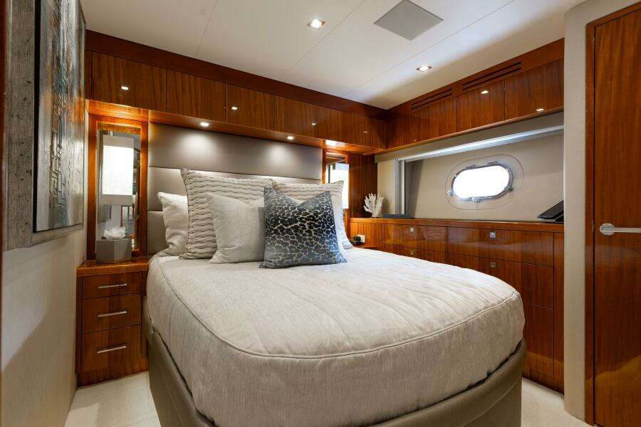 80ft Hatteras Yacht For Sale