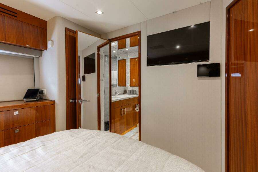 80ft Hatteras Yacht For Sale