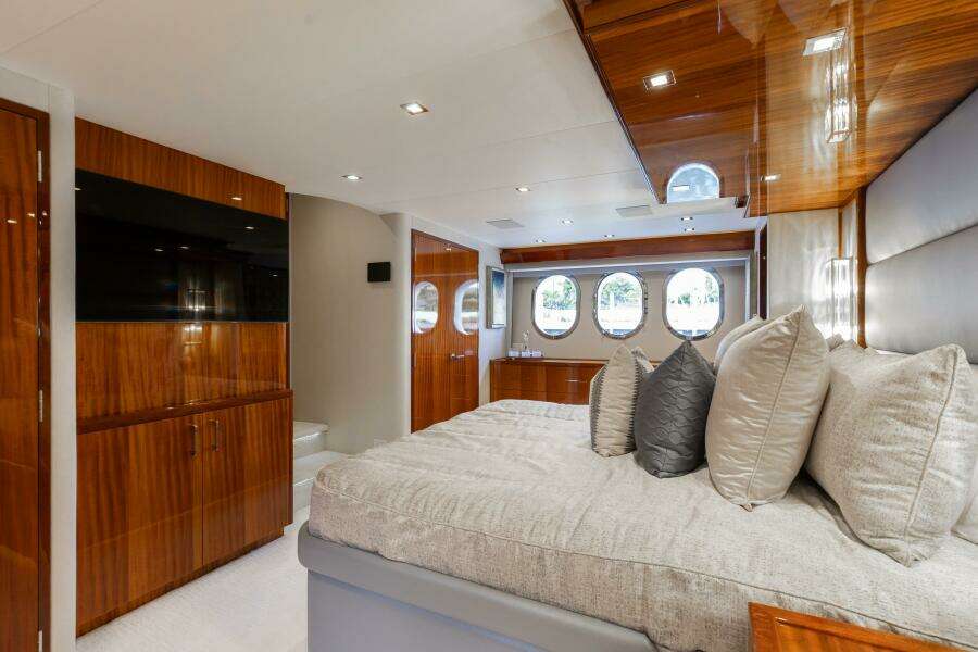 80ft Hatteras Yacht For Sale