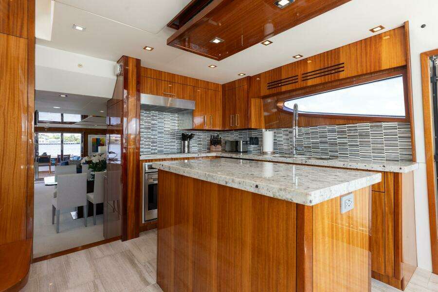 80ft Hatteras Yacht For Sale