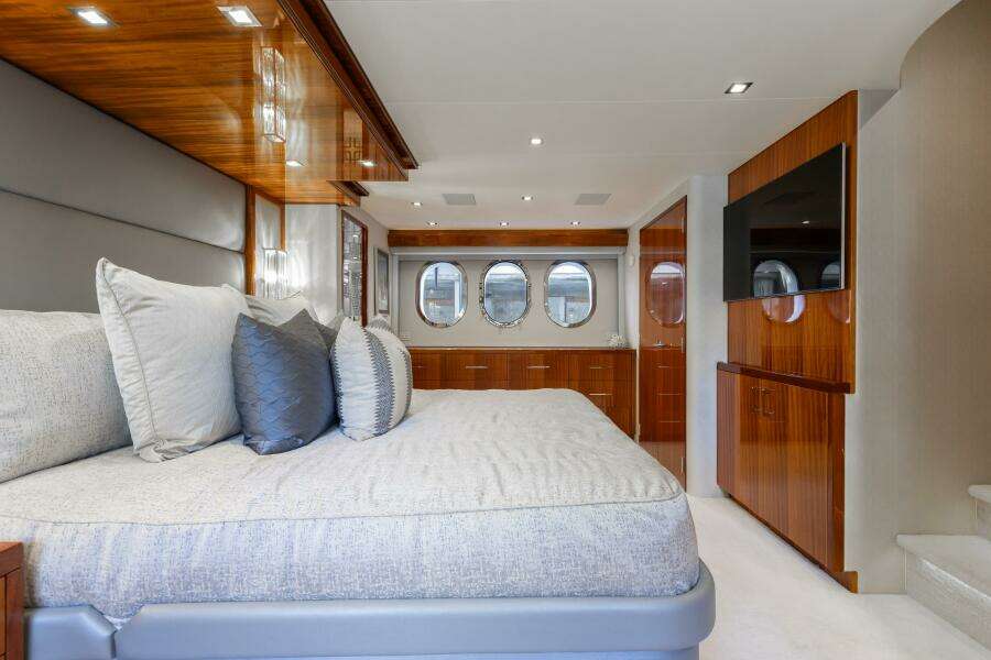 80ft Hatteras Yacht For Sale