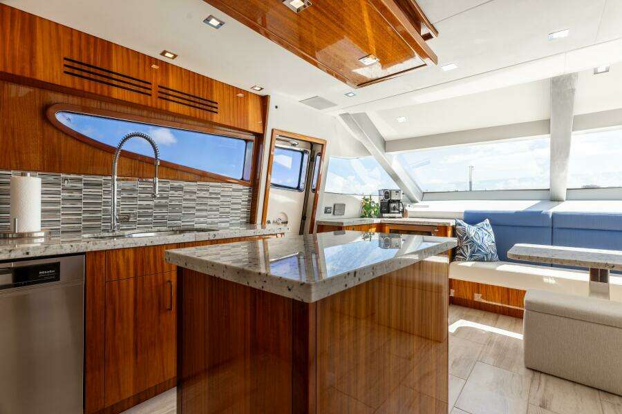 80ft Hatteras Yacht For Sale